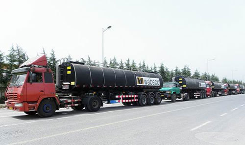 達剛路機半掛式液態瀝青運輸車2011年首次批量交付非洲客戶