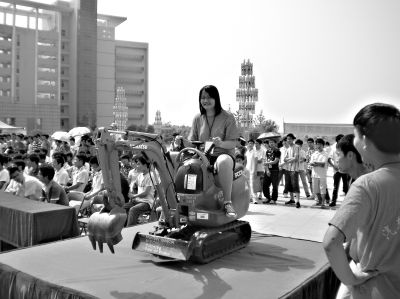 本報訊（記者萬建輝）20日，武漢交通職業學院舉辦技能節，一款袖珍日產挖掘機現身會場，引得數百師生圍觀。