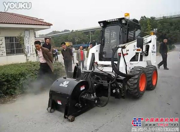 中国浣熊滑移装载机 铣刨机