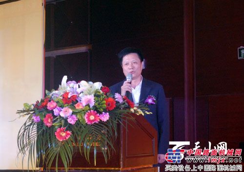 三一西北重工有限公司董事长兼总经理李建华在启动仪式上讲话