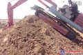 山东力强履带式挖掘机爬坡视频