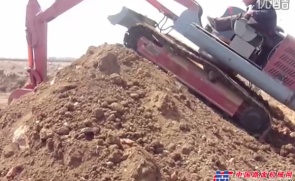山东力强履带式挖掘机爬坡视频