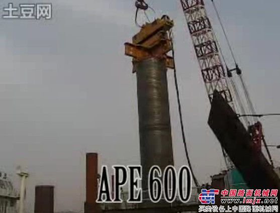 APE液壓振動錘施工現場