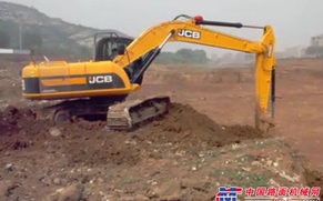 JCB挖掘机1分58秒一车，超牛！