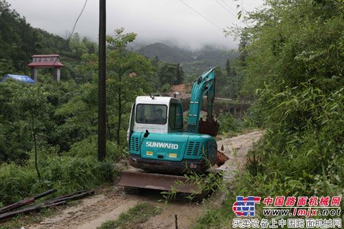 山河智能挖機(jī)馳援岳陽泥石流災(zāi)區(qū)