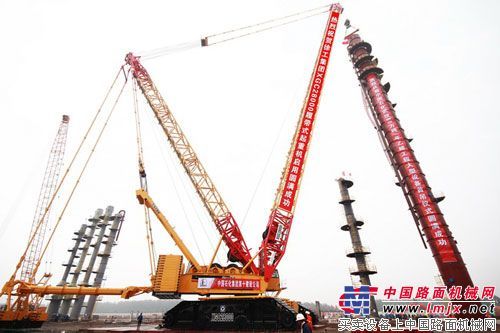 徐工集团2000吨级履带起重机首次参建武汉80万吨乙烯项目建设