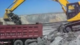 力士德挖掘机挖煤视频