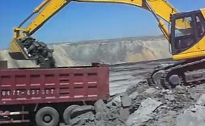力士德挖掘机挖煤视频