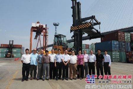 龍工LG420FC重箱堆高機落戶上海港