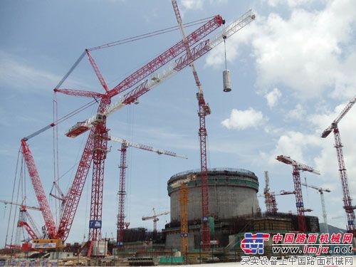 台山核电站 三一1600吨级履带起重机首吊成功