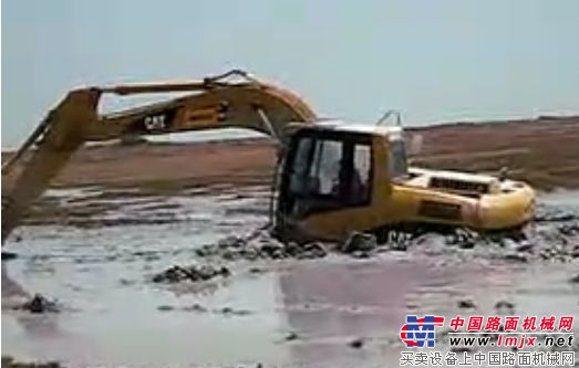 卡特挖掘機在紅海灘艱難逃生