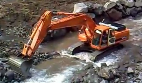斗山Doosan 340挖掘机在疏通水道