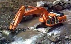 斗山Doosan 340挖掘机在疏通水道