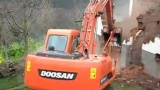 挖掘機 開始拆土牆