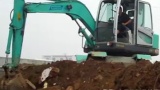 新源挖掘机在盘土