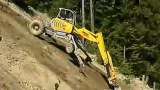 在懸崖峭壁上工作的挖掘機