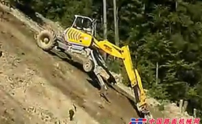 在悬崖峭壁上工作的挖掘机