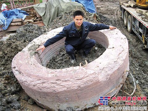 巨石的誕生——三一旋挖鑽機SR460在貴州省思南烏江大橋工地施工