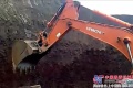 日立挖掘机在装车过程