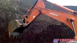 日立挖掘机在装车过程