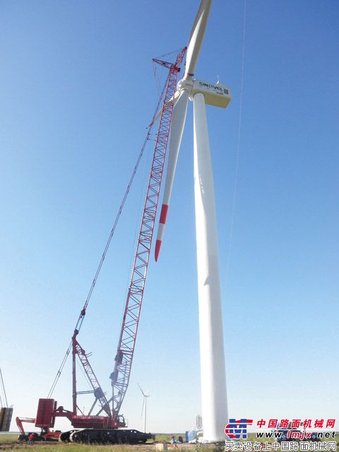 三一履带起重机正在吊装3兆瓦风机