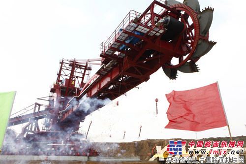 青岛港自主研制的世界最大堆取料机投入使用