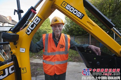 向92岁的乔治致敬：英国最年长的挖掘机驾驶员誓要工作到100岁