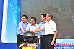 中国工程机械工业协会名誉会长韩雪松与中联重科代表共同揭开世界最长臂架泵车的神秘面纱