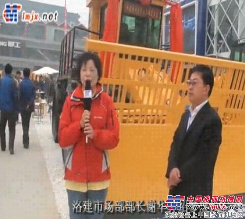 2011北京工程機械展-洛建機械市場部部長謝華介紹展出設備