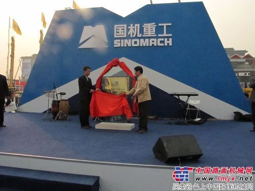 洛建发布中国首创振动振荡全液压双钢轮压路机LDD312HVO