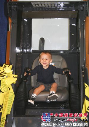 凯斯为芝加哥儿童博物馆捐赠滑移装载机