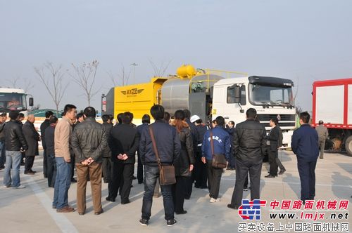 高远路业集团受邀参加河南省高速公路“新设备、新材料、新工艺”展示会