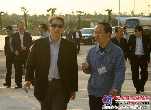 国务院应急办应急产业调研组领导一行到常林股份参观考察