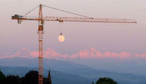 摄影师拍到起重机吊起月球奇景 令人惊叹