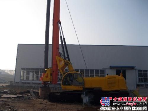 坤宇重工首台KR220新型旋挖钻机顺利下线