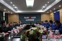 湖南省研究生培养过程质量评估专家组来山河智能考察