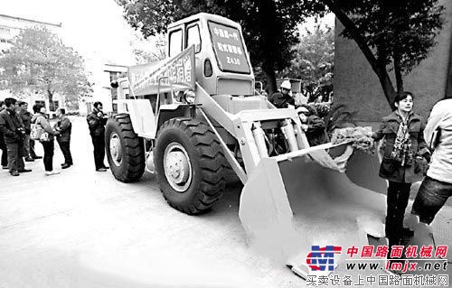 柳工将中国第一代轮式Z435装载机送给柳州工业博物馆