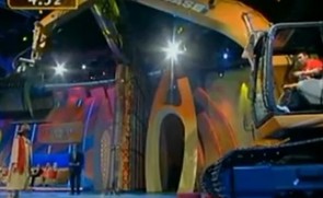 超强挖掘机，帮美女拖衣表演