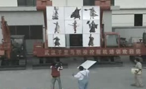 武汉千里马职校挖掘机趣味投篮牛气冲天