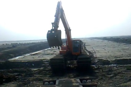  水陸挖掘機上平板車
