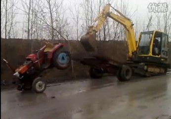 挖掘機上拖車，很吊的！