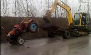 挖掘机上拖车，很吊的！