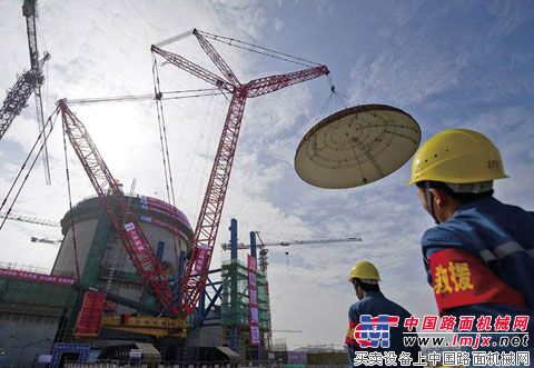 三一履带吊正在昌江核电站吊装核岛穹顶