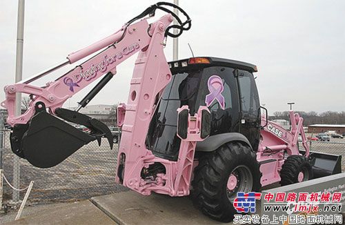 粉红色凯斯挖掘装载机服务于抗癌组织