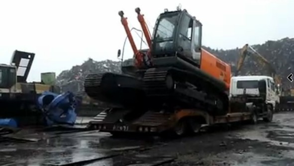 台灣日立ZX350挖掘機驚險下拖板