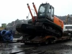 台湾日立ZX350挖掘机惊险下拖板