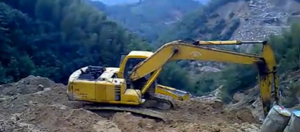 兩台日立挖掘機在礦山施工
