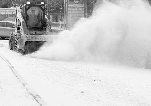 “山猫”是专门用来清理狭窄路面积雪的清雪机器 盛雪松/摄