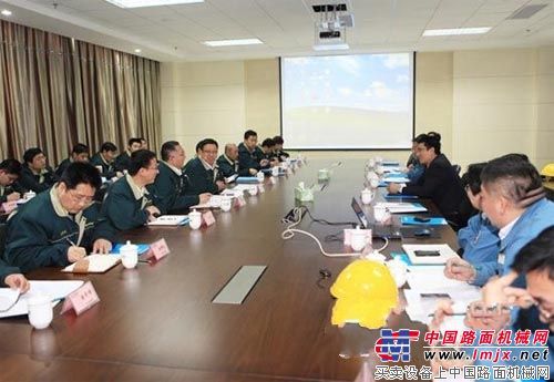 山推总经理王飞一行到山重建机参观交流