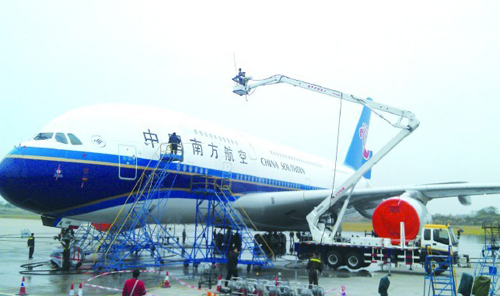 北方交通高空車服務中國首架A380大飛機